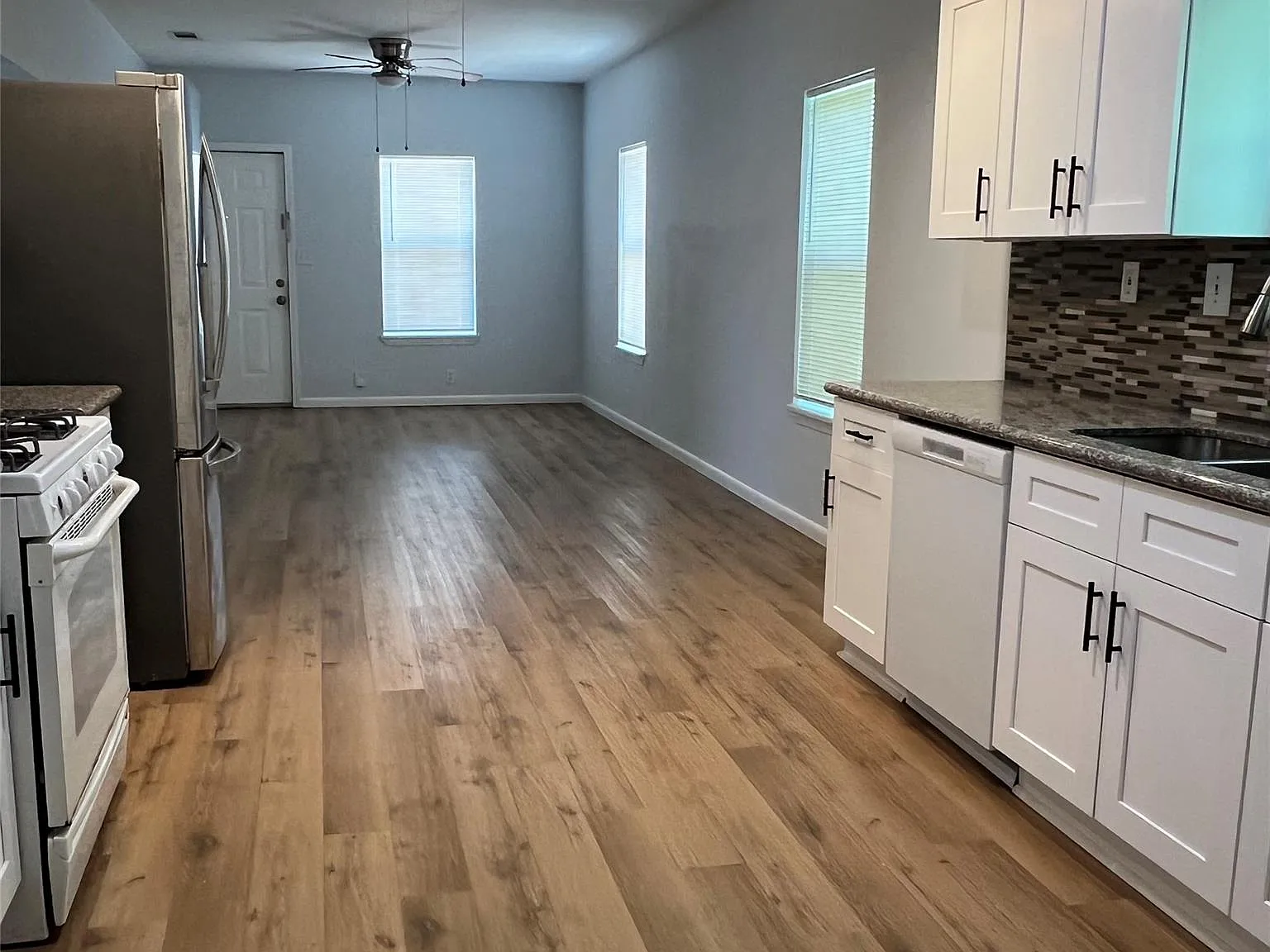 2 bed, 1.0 bath, 852 sqft, $1,300 — Photo 2