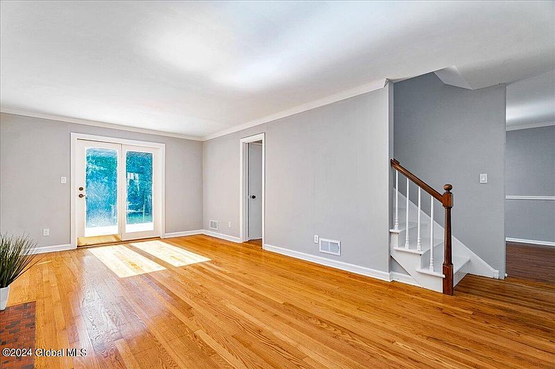 4th image of 135 Winthrop Avenue