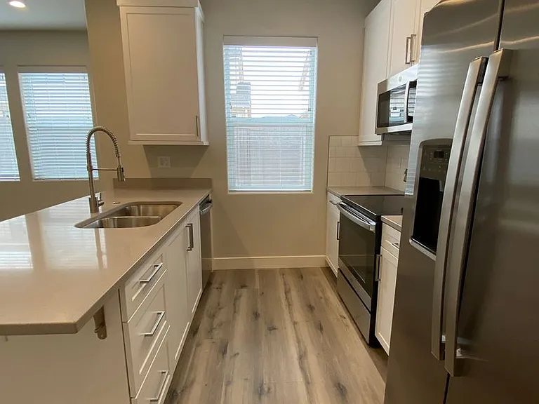 530 E Goldline Dr — Photo 4