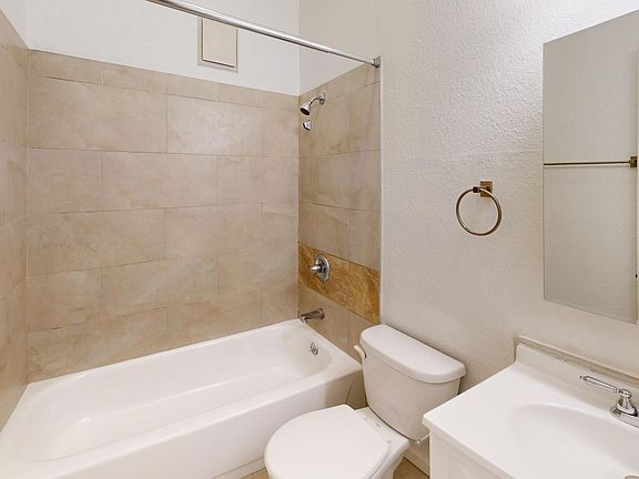 Bathroom with a toilet, sink and bathtub