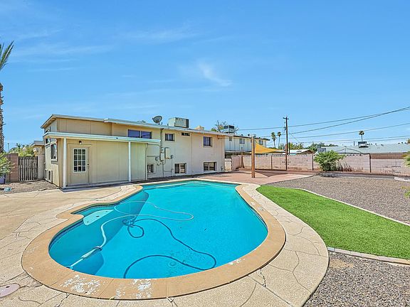 3rd image of 1026 E Bishop Cir
