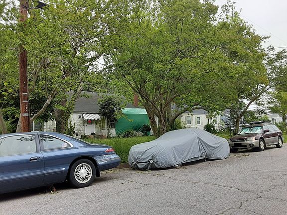3rd image of 310 E Westmont Ave