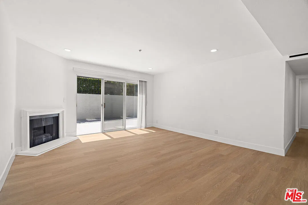 2 bed, 2.0 bath, 1100 sqft, $4,865 — Photo 3
