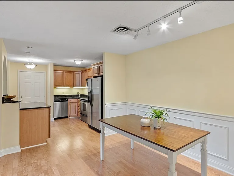 650 Brookside Dr #D — Photo 10