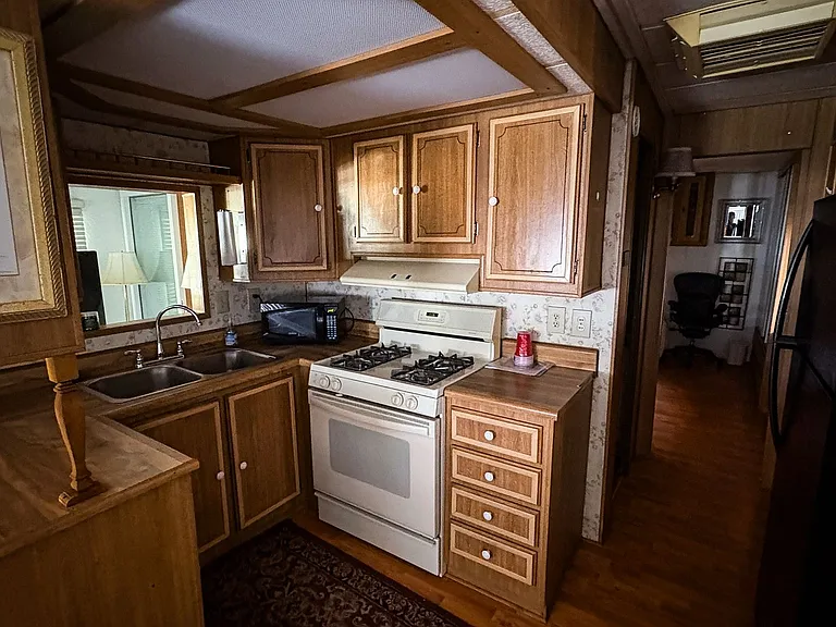 918 Acorn Dr — Photo 3