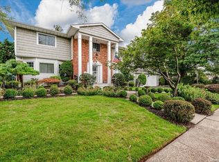 22 Andrews Dr, Massapequa Park, NY 11762