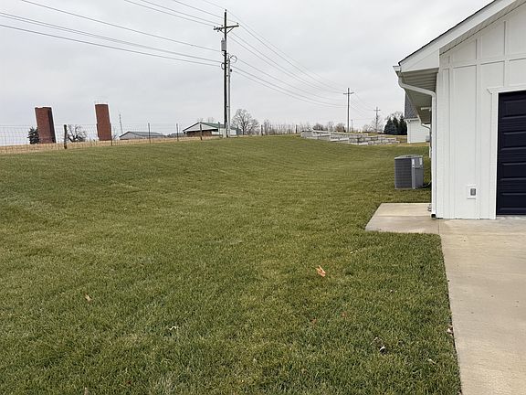 4th image of 304 E Meadow Ln