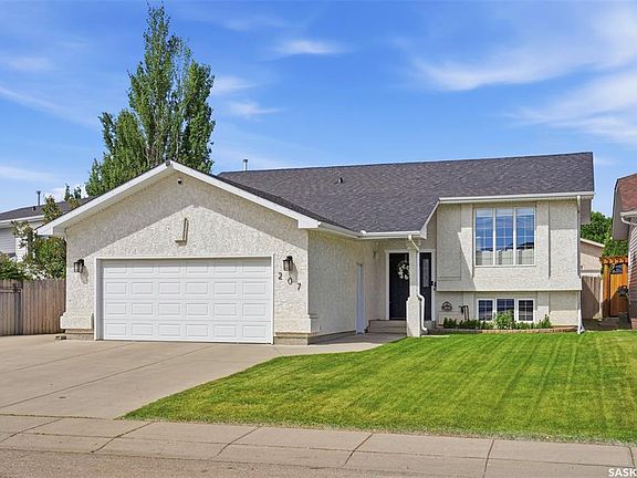 2nd image of 207 Sumner CRESCENT