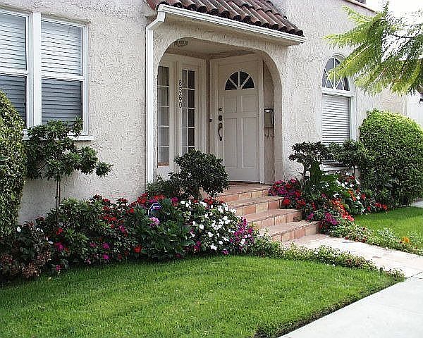 8560 Rosewood Ave
2br/1ba