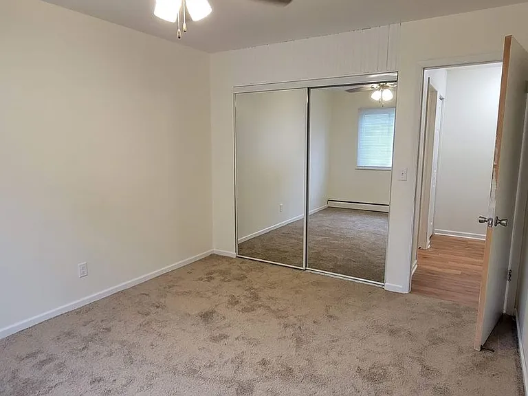 137 E Division St — Photo 13
