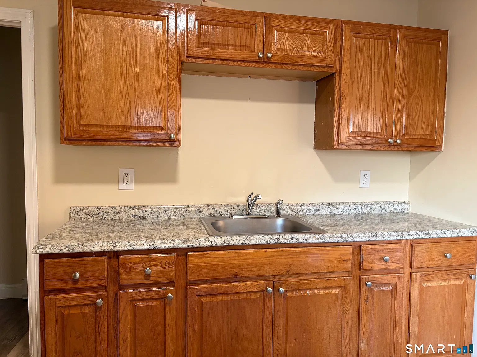 2 bed, 1.0 bath, 5934 sqft, $1,300 — Photo 4
