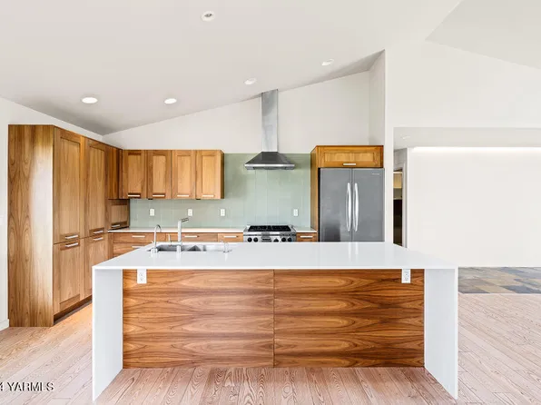 61 Rivers Edge Ln, Yakima, WA 98901