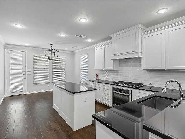 2611 McCart Ave — Photo 11