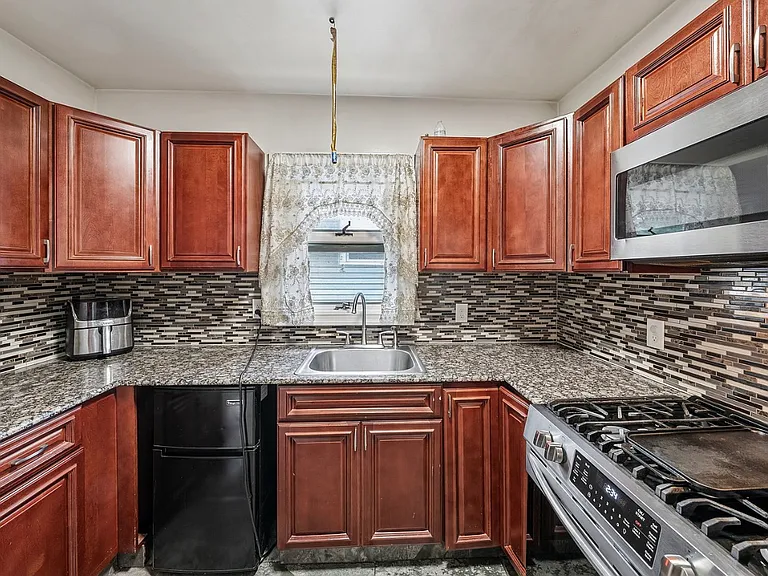 1425 Kenmore Ave — Photo 4