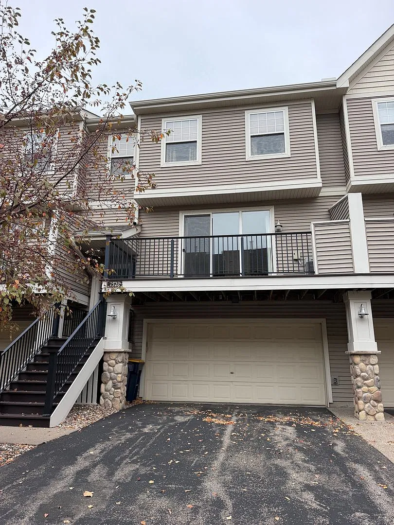 2BD/1.5BA Townhome in Savage Available Now! — Photo 1