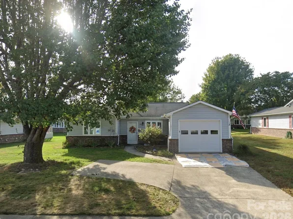 141 Derbyshire Dr, Hendersonville, NC 28792