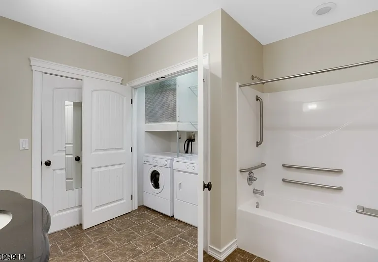 10-12 Elmer St #L — Photo 15