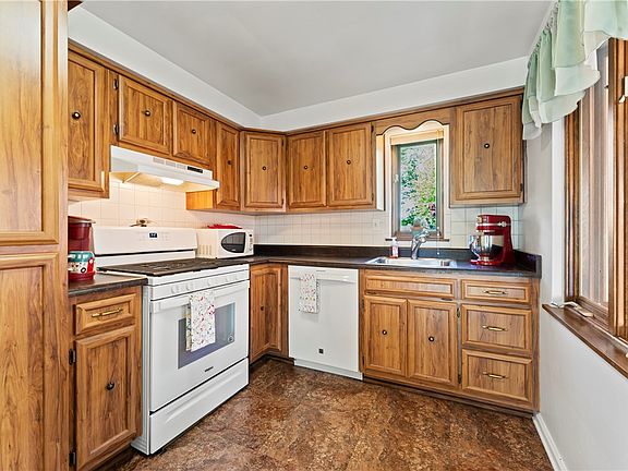 5th image of 6345 Crestview Dr