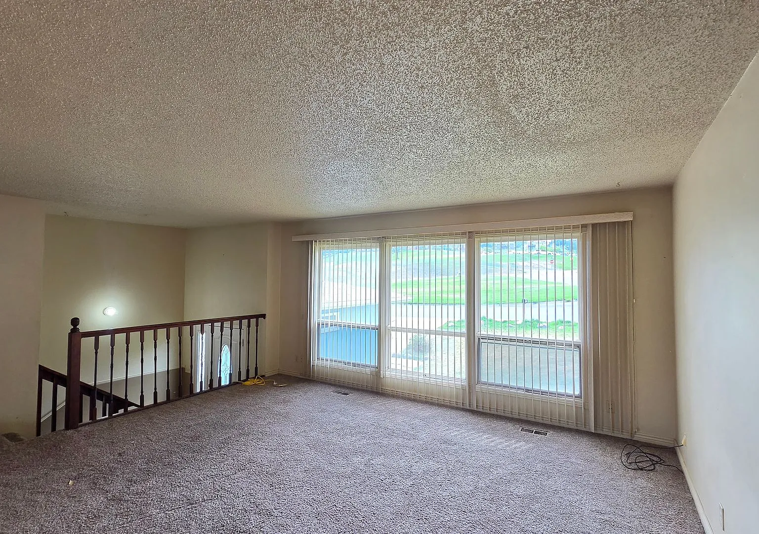 Large Four Bedroom House with Double garage and Fenced Yard — Photo 4