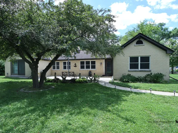 9425 Byrne Dr, Fox River Grove, IL 60021