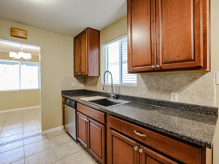 1005 E Cavalier Dr — Photo 10