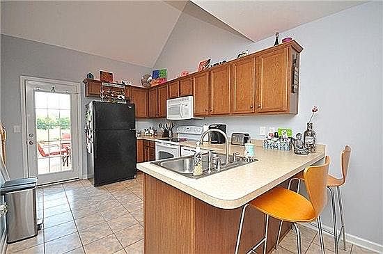 Kitchen w/bar eating area