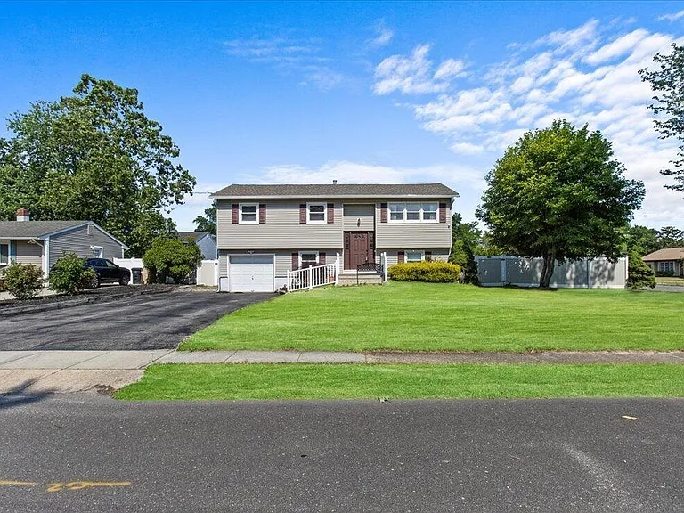 811 Harvey Rd — Photo 2