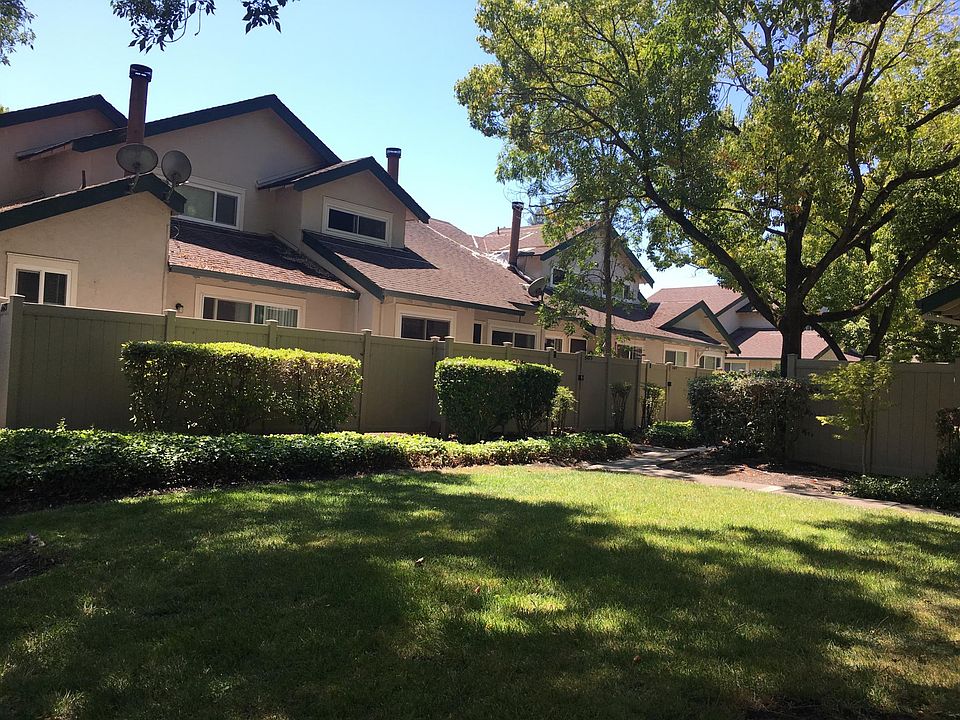 Front yard opens to openspace.