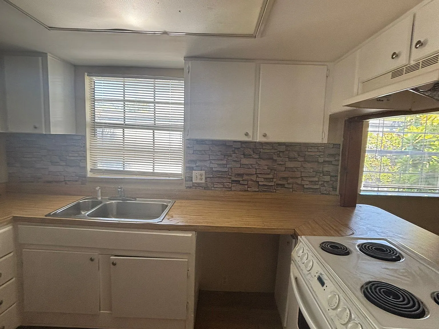 1000 S Semoran Blvd — Photo 4