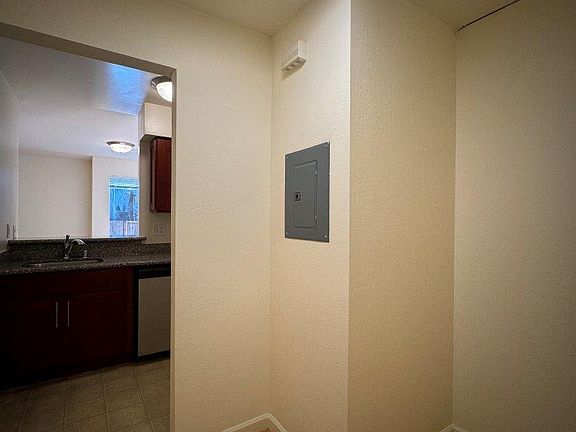 5th image of 1555 Oxford St #303