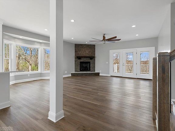 4th image of 70 Florence Dr