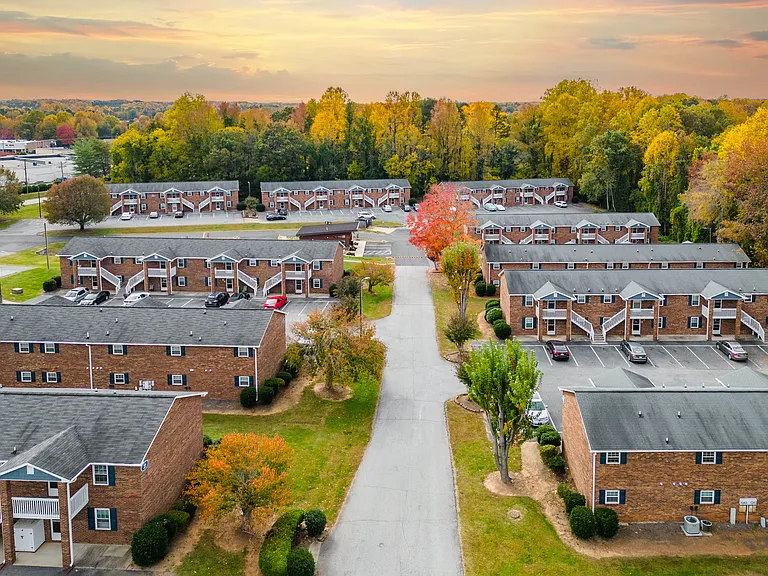 Holly Leaf Apartments — Photo 15