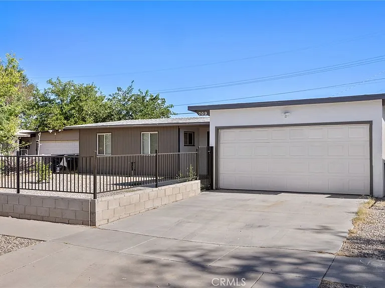 709 W Avenue H12 — Photo 2