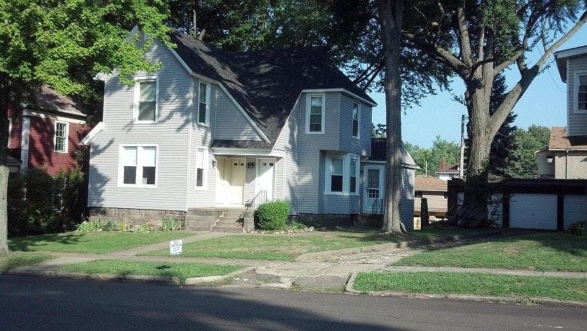 Front Exterior-Apt is the Middle Door