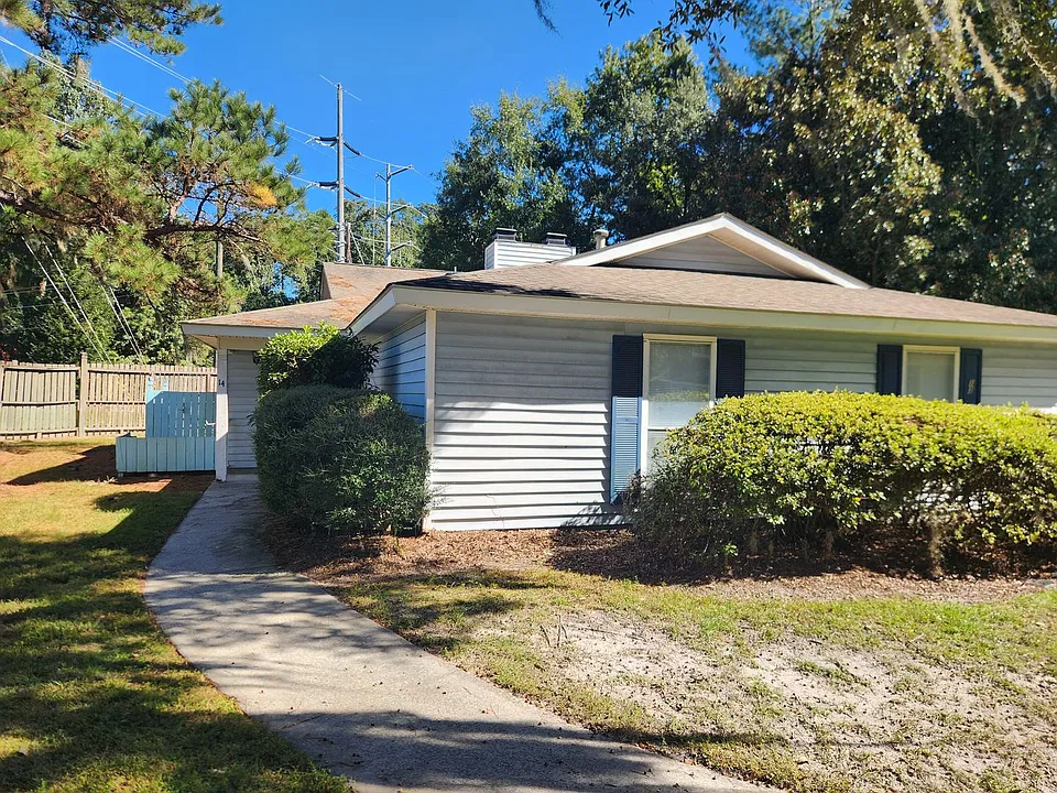 1211 King George Blvd #14