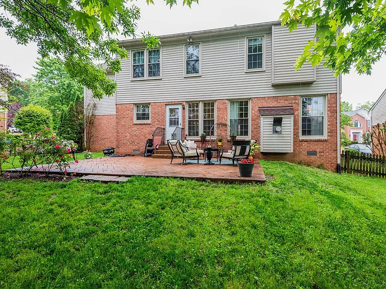 511 Prince Of Wales Ct — Photo 25