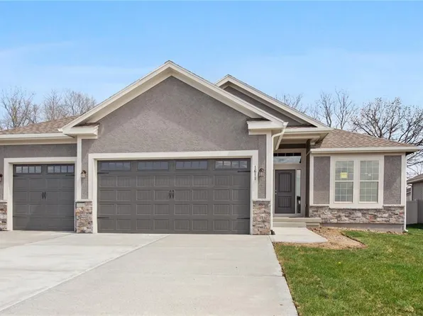 301 SW 17th St, Oak Grove, MO 64075