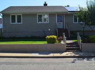 18 Beekman St, Inwood, NY 11096