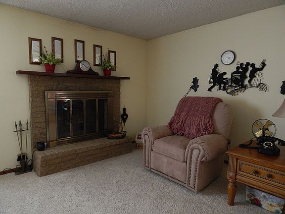 Livingroom, fireplace read