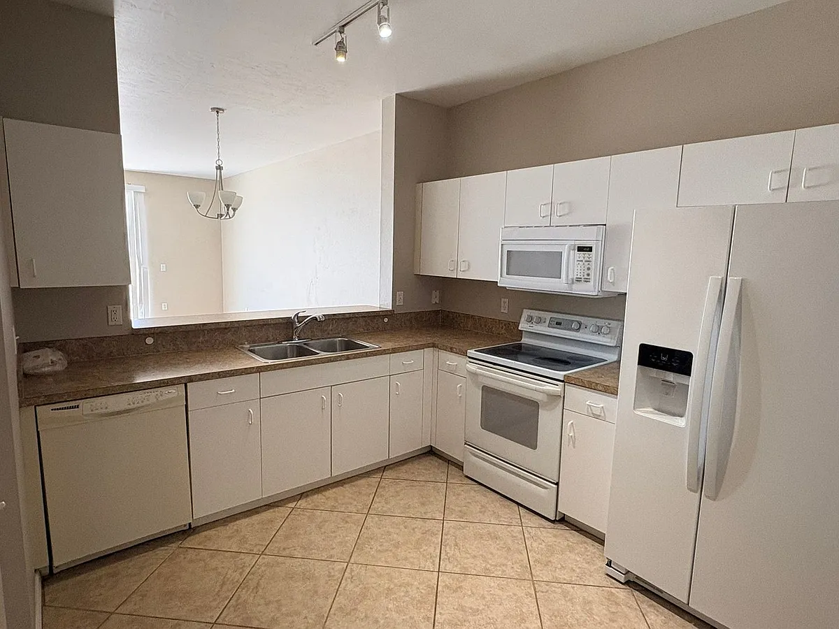 Building Photo - 3643 Pine Oak Cir #105