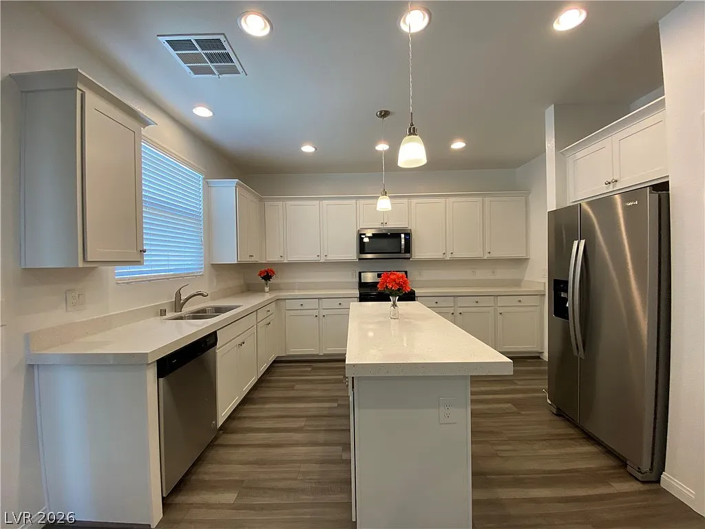 4 bed, 3.0 bath, 1941 sqft, $2,350 — Photo 4