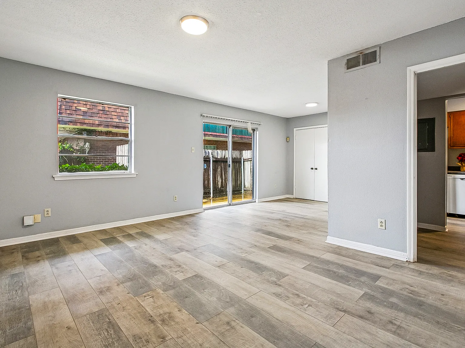 2 bed, 1.5 bath, 1325 sqft, $1,375 — Photo 4
