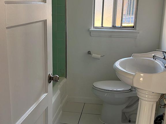 3rd image of 330 S Mariposa Ave APT 5