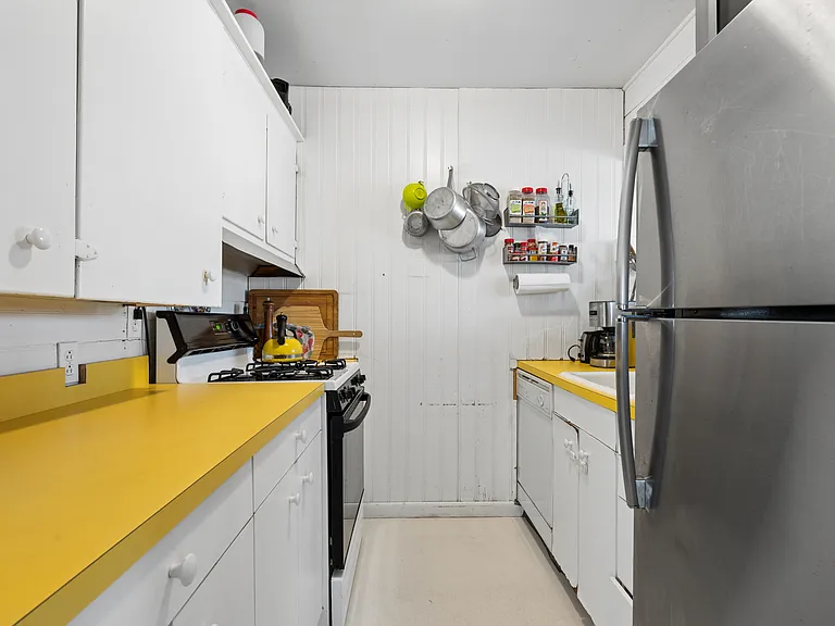 6 Private Row — Photo 8