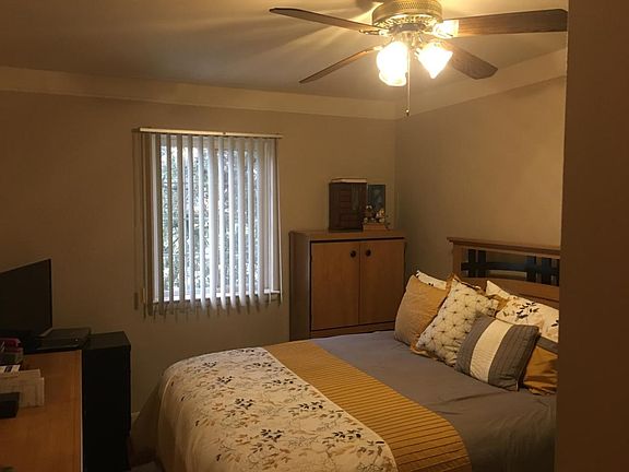 5th image of 591 Fox Hills Dr N