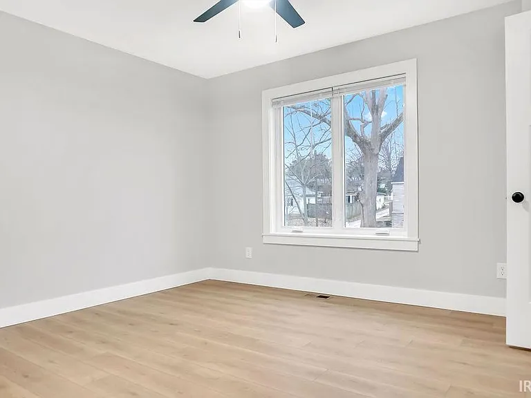 1112 N Woodburn Ave — Photo 21