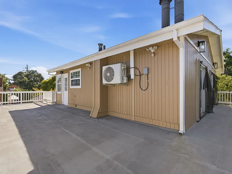 1162 Davis St — Photo 35