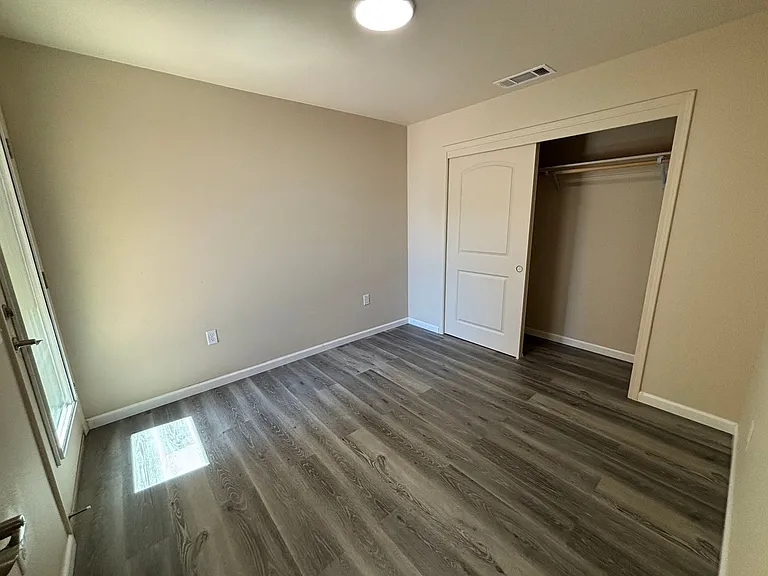 230 8th St — Photo 32