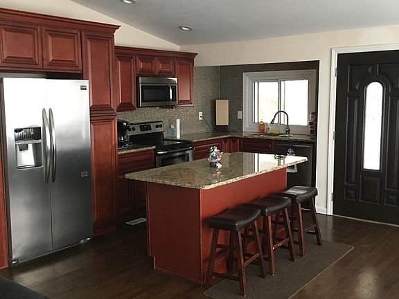 2nd image of 81 Chateau Dr