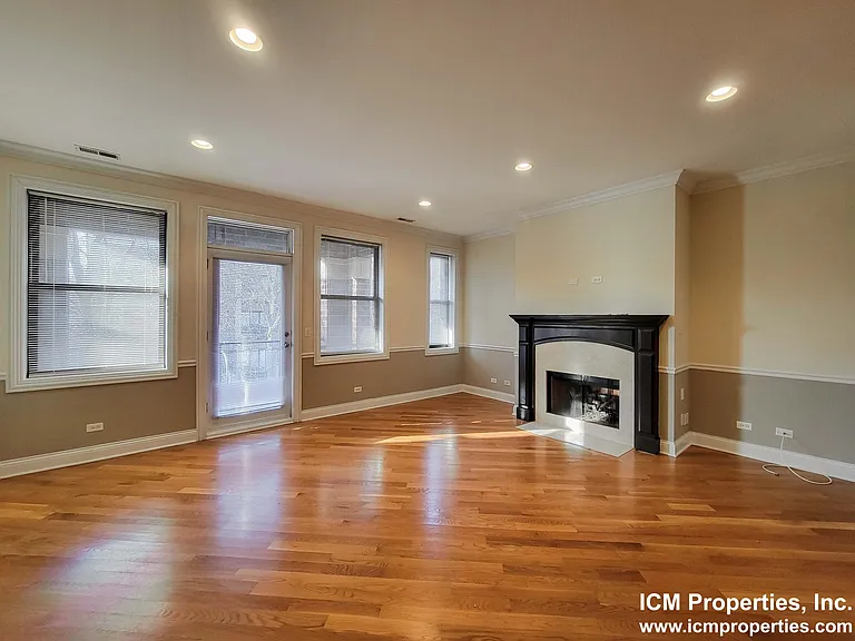3241 N Kenmore Ave #3 — Photo 2
